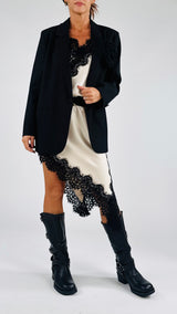 Giacca over basic spilla Vic.