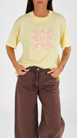T-shirt over bouclè Vic.