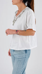 T-shirt V pizzo+cabochon You.