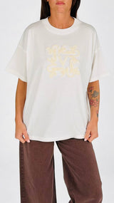 T-shirt over bouclè Vic.